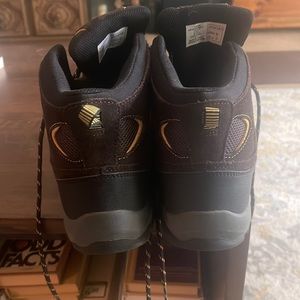 Gently used men work boots 🥾